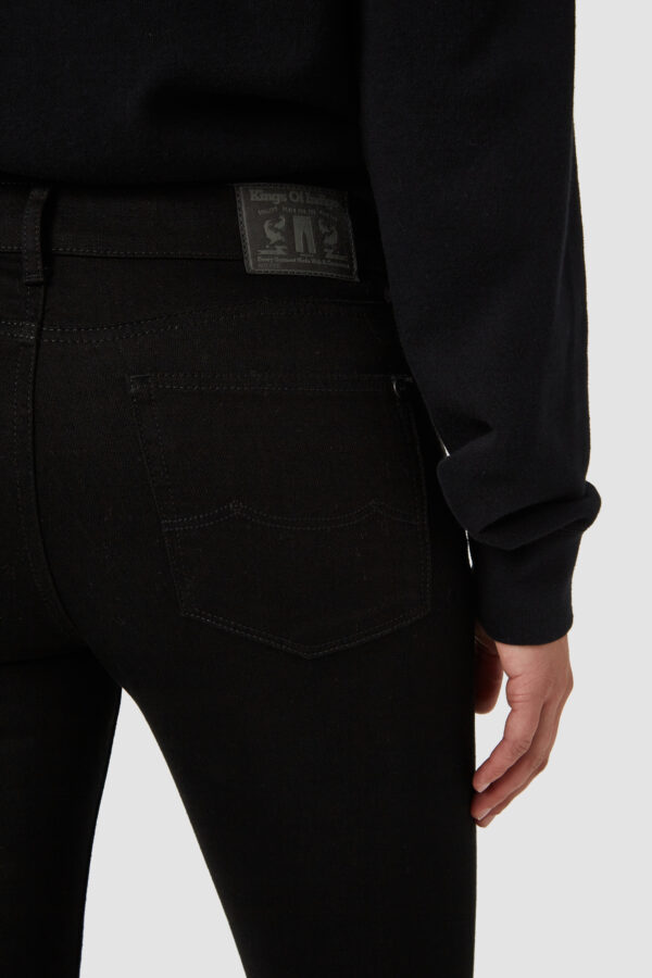 King of Indigo K.O.I Bio Jeans JUNO HIGH Stay black Rinse E K111101102 6118 scaled