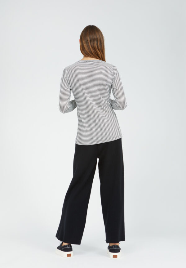larenaa small stripes black oatmilk 02